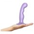 Strap-on-me M: Gebogener lilafarbener Dildo mit Sockel